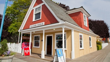 Steveston Museum 這所建築物建於 1905 年，曾經還是一家銀行呢。在 Doors Open Richmond 活動期間，他們將展出日裔加人的歷史文物，並有音樂演奏，大家還可以扮古代的銀行職員開發一張存款收據作為紀念。