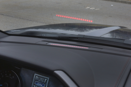 前距雷達以擋風玻璃底的紅閃燈作為警號。
