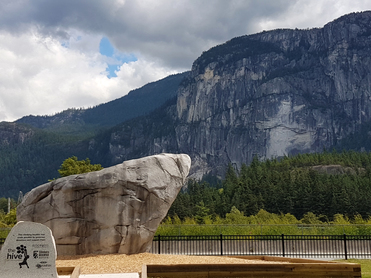 你見到 Squamish 石崖上巫婆騎著掃帚飛翔的模樣嗎？