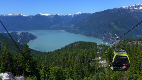 從 Sea to Sky Gondola 往下望，Howe Sound 的美麗景色盡入眼簾。