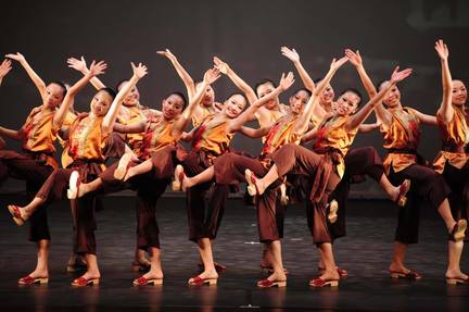愛舞民族舞團成立於 2010 年，是一個充滿創意的舞團，舞蹈作品取材於現代生活、自然之美和人文情感，並揉合傳統中國舞和當代現代舞等元素，讓觀眾有全新的藝術感受。