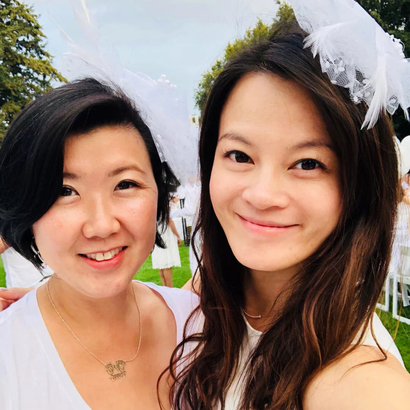 無獨有偶，Joyce 和 Tracy 在同年結婚，終於實現當時的諾言，成為對方的伴娘。