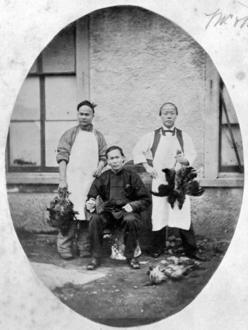 淘金熱潮過去，部份華工想繼續留在加拿大賺錢，便轉行替白人家庭作佣人。（BC Archives f-08550）