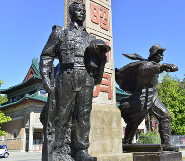 溫哥華華埠之「華人先僑紀念碑」，是 2003 為表彰鐵路華工和華裔軍人而豎立的。
