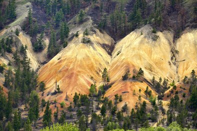97 號公路近菲沙河狹谷處礦物含量多，連露出的山腳也有多種顏色。