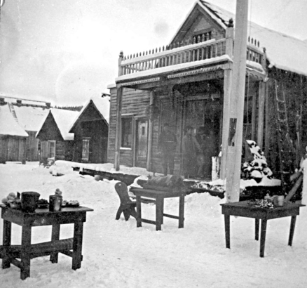 Barkerville「致公堂」是加拿大首個洪門組織，曾提供華工所需之膳食及庇護，並舉辦慈善慶典活動。（BC Archive c-09659）
