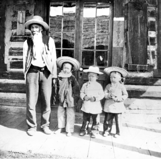 Quesnel 的華農 Nam Sing 及孫兒，他應是當年 Cariboo 區最大規模菜園的園主。其菜園的位置即現在的 Quesnel 機場。（BC Archive g-03059）