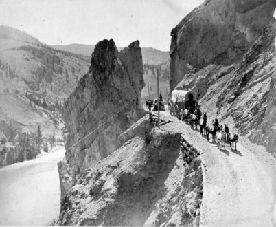 尋金熱早期，巳有華工參與建築艱難之 Cariboo Wagon Road 工程。（BC Archive a-00350）