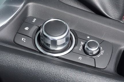 Mazda Connect 多功能糸统按鈕制非常就手。