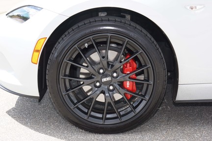 加碼之紅色 Brembo 制動器跟 BBS 黑面神輪圈互輝映。