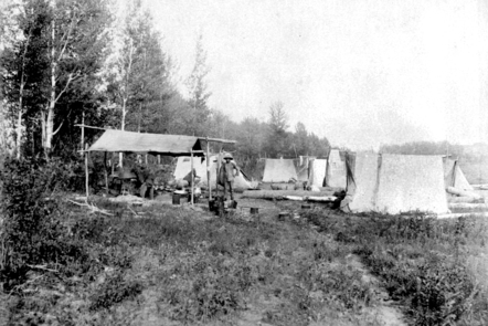 鐵路華工多只住在布營內。（BC Archives d-04707）
