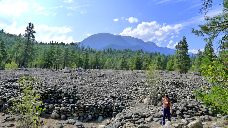 有學者指出這些由當年尋金華工叠成的 Chinese Rock Pile 應屬 BC 省尋金期留下之最大人工築跡。