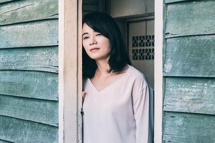 楊雁雁是在馬來西亞出生的華僑，曾到新加坡發展，後來回流馬來西亞，現在是新馬兩地的知名女演員，單是《爸媽不在家》，已經為她帶來多個「最佳女主角」和「最佳女配角」的國際大獎。