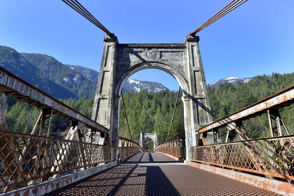 最初建的 Alexandra Bridge 在 1894 因洪水氾濫而毁掉，之後曾多次修復，現時所見的吊橋，於 1960 至 1964 年建成。 