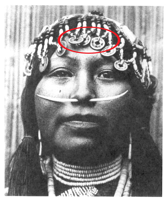 1910 年原住民女性的結婚頭飾，以中國銅幣作裝飾。（翻拍 Royal British Columbia Museum 刊物）