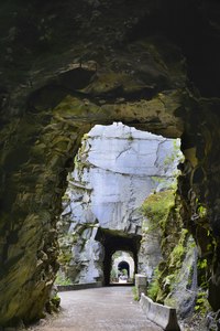 走進由打通直岩崖而築成的 Othello Tunnels，已能猜想當年在該區建築鐵路之險峻程度。