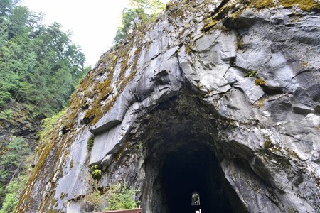 Othello Tunnels 附近有很多懸崖峭壁，在電影《第一滴血》中，史泰龍吊在懸崖之上，同時又被敵人從直升機內亂槍掃射，拍攝的地點就是 Othello Tunnels 範圍。