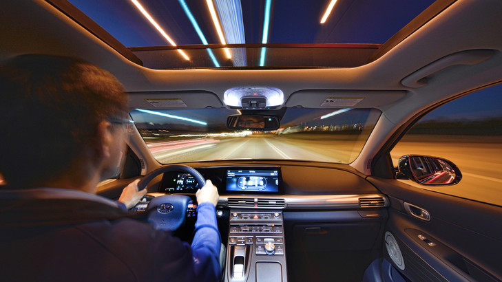 在晚上駕駛時，高解象度的液晶螢幕儀錶板更為重要。