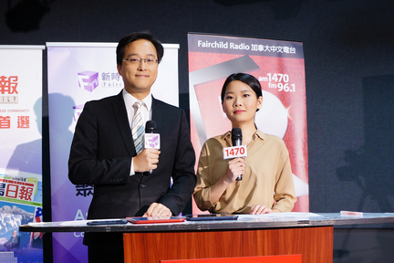 FM961 國語新聞主播龔健（右）和新時代電視新聞主播鄧曉恩（左）。