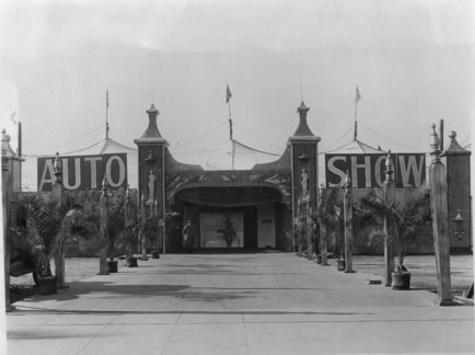 （Circa 1926）1920 年代曾用帳棚作展覽館。