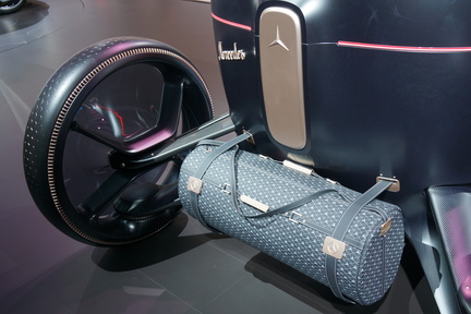 外露的 Vision Simplex 行李箱設計可追源到馬車時代。