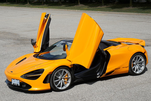 McLaren 研製的橙黃色 Papaya Stark，自此一家。