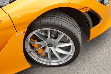 720S Spider 裝有專屬的 19 吋與 20 吋超輕量化鋁圈組，並配備了耐力輪胎。