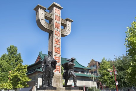 溫哥華華人先僑纪念碑是為表彰鐵路華工和裔軍人而建。