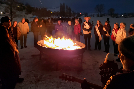 戶外掲幕晚會在零下 6 度氣溫舉行，觀眾紛紛聚集在火堆前取䁔。