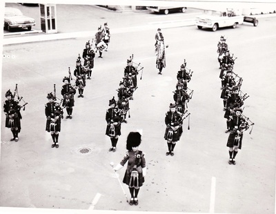 多年的巡遊均有軍樂儀仗隊參加。(Photo from Vernon Winter Carnival Society）