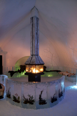 Carnaval de Quebec 的雪堆酒店內設有不少火爐，但依然寒冷，住客在室內也要穿上大衣。