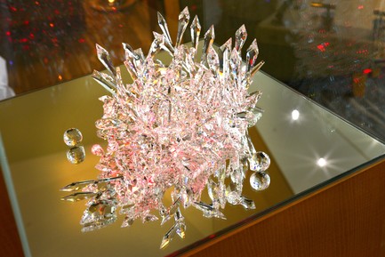 每個客房均設有玻璃展示台，專門用來展示水晶擺設。