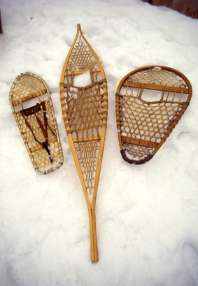 北美原住民仿雪兔（左）或山豹（右）足跡造出來的雪鞋。