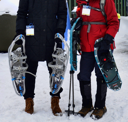 將 Celina 和雪鞋導師 Michelle Metza 的照片放大，可見 Michelle（左）的雪鞋面積較大，鞋頭亦較仰，方便在深深的内陸乾雪用；Celina（右）的雪鞋邊沿加了雪釘來增加抓地力，較適用於沿海濕雪區。