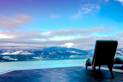 從酒店的户外無邊泳池遠眺 Okanagan 湖。