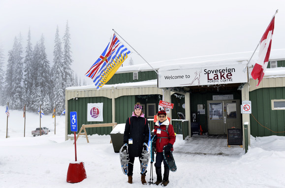 在 Sovereign Lake 帶領文楓和 Celina 的雪鞋導師 Michelle Metza 乃全加越野滑雪選手。