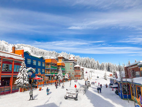 滑雪村按狄更斯小說中的維多利亞式建築作藍本，但只用五個顏色。（圖片由 SilverStar Mountain Resort 提供）