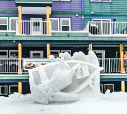 雪雕大賽需要多人合力，將一塊如半隻貨櫃箱大小的雪磚切割和雕刻成各種模樣。