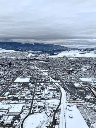 被雪蓋的鐵路剛好夾在 Vernon 市南北兩條主路之間。