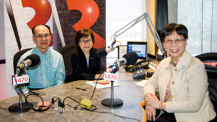 加拿大中文電台新聞總監李潔芝（中）請來內科醫生關玉蓮（右）以及家庭醫生施明鍵（左）擔任「大眾論壇」嘉賓，解答聽眾提問。