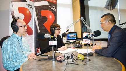 李潔芝亦邀請了加拿大紅十字會前全國理事陶佳才 （右），為今天的「齊心會更美」全國籌款日向聽眾呼籲，並親自解釋籌得的善款將如何作有效運用。