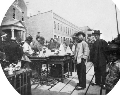另一幅 1890 年代 Fisgard Street 僑民預備祭品的照片。（City of Vancouver Archives AM54-S4:- StrP351.1）