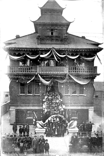 1909 年加國首間華僑公立學校落成典禮。（City of Victoria Archives M05370）