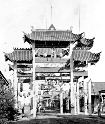 1882 年 9 月 Pandora Avenue 上歡迎加拿大總督的牌樓。（BC Archives A-05978）