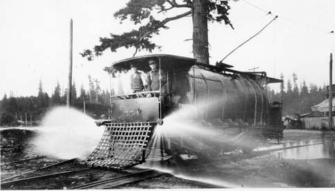 1910 年停在 Kitsilano 廠房的 BCER 洗路車。(City of Richmond Archives)