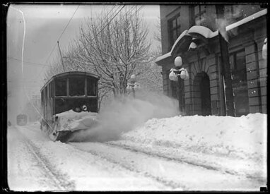 1910 年大雪在 Main Street 清雪的 BCER 工程車。(City of Richmond Archives)