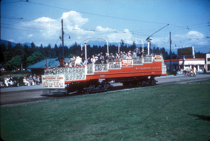 1945 年在 Stanley Park 拍攝到已被調往溫哥華服務之 123 號露天觀光車。(City of Richmond Archives)