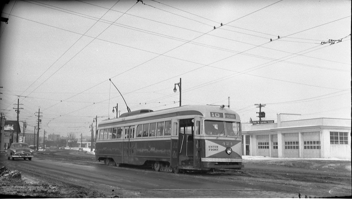 1950 年代行走在 Main Street 與 Terminal Avenue 附近的 BCER 新型有軌電車。(City of Richmond Archives)