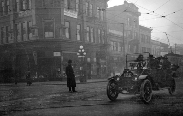1910 年代有人用私家車沿電車路線以 5 仙低價「釣泥鯭」。(City of Vancouver Archives)
