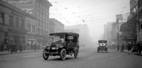 當時在馬路上行駛的汽車。(City of Vancouver Archives)